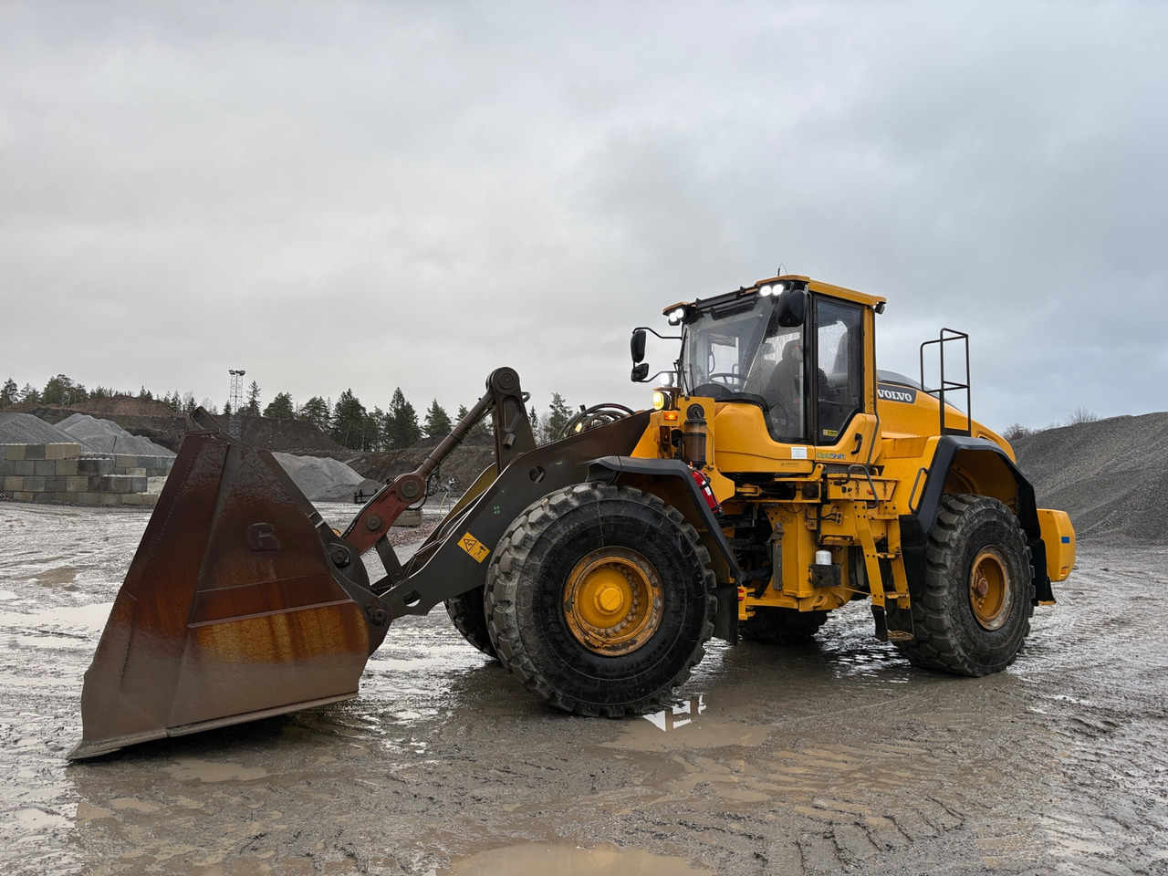Volvo L180H - Gumikerekes homlokrakodó: 1 kép. Volvo L180H - Gumikerekes homlokrakodó: 1 kép.