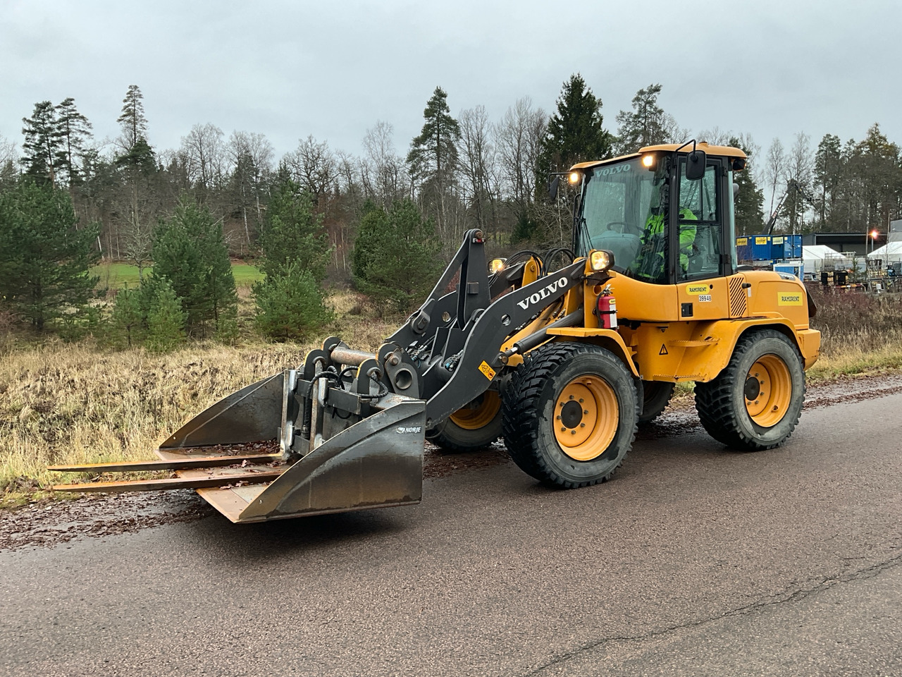 Volvo L30GT - Gumikerekes homlokrakodó: 1 kép. Volvo L30GT - Gumikerekes homlokrakodó: 1 kép.