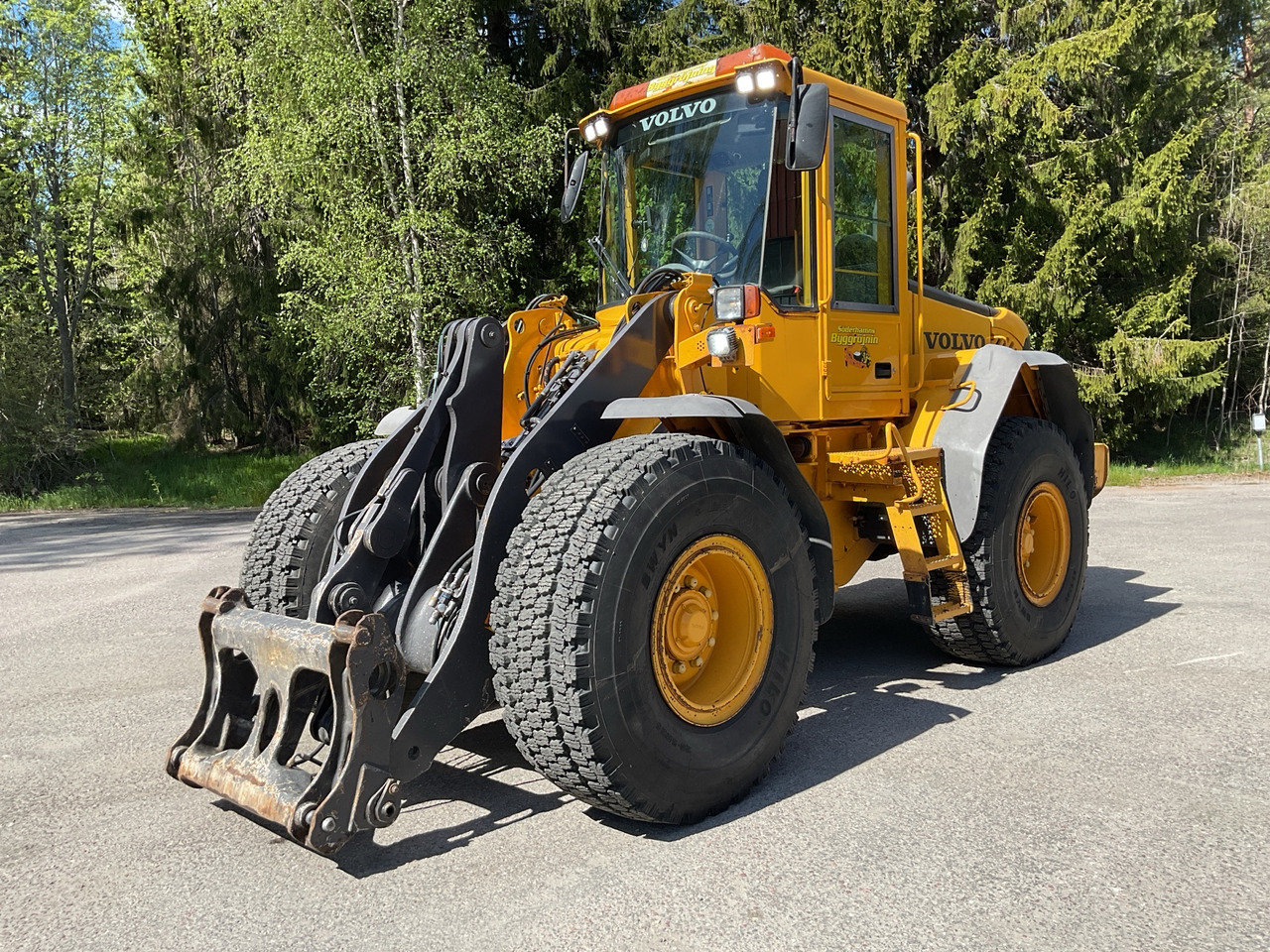 Volvo L60E - Gumikerekes homlokrakodó: 1 kép. Volvo L60E - Gumikerekes homlokrakodó: 1 kép.