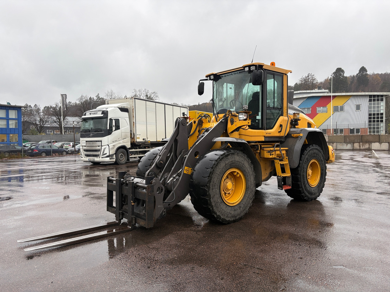 Volvo L60H - Gumikerekes homlokrakodó: 1 kép. Volvo L60H - Gumikerekes homlokrakodó: 1 kép.