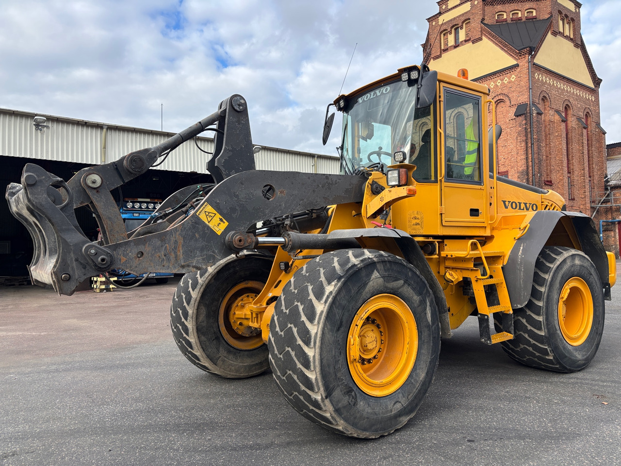Volvo L90E - Gumikerekes homlokrakodó: 1 kép. Volvo L90E - Gumikerekes homlokrakodó: 1 kép.