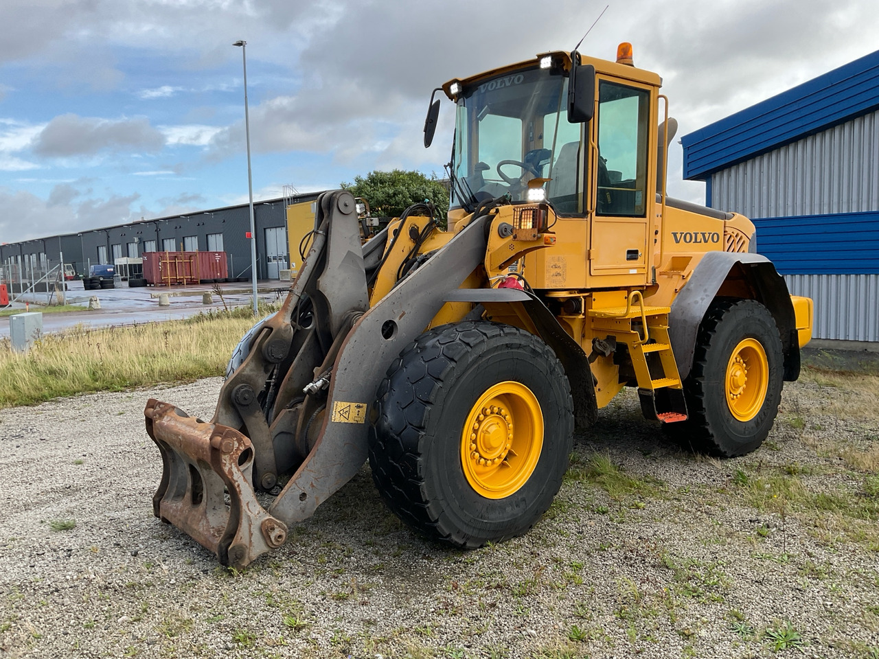 Volvo L90E - Gumikerekes homlokrakodó: 1 kép. Volvo L90E - Gumikerekes homlokrakodó: 1 kép.