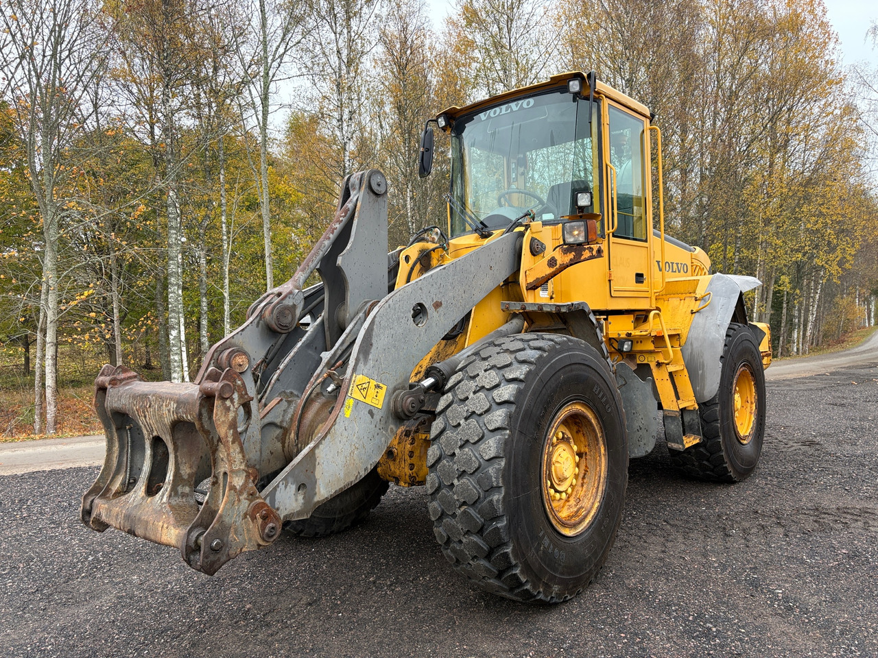 Volvo L90E - Gumikerekes homlokrakodó: 1 kép. Volvo L90E - Gumikerekes homlokrakodó: 1 kép.