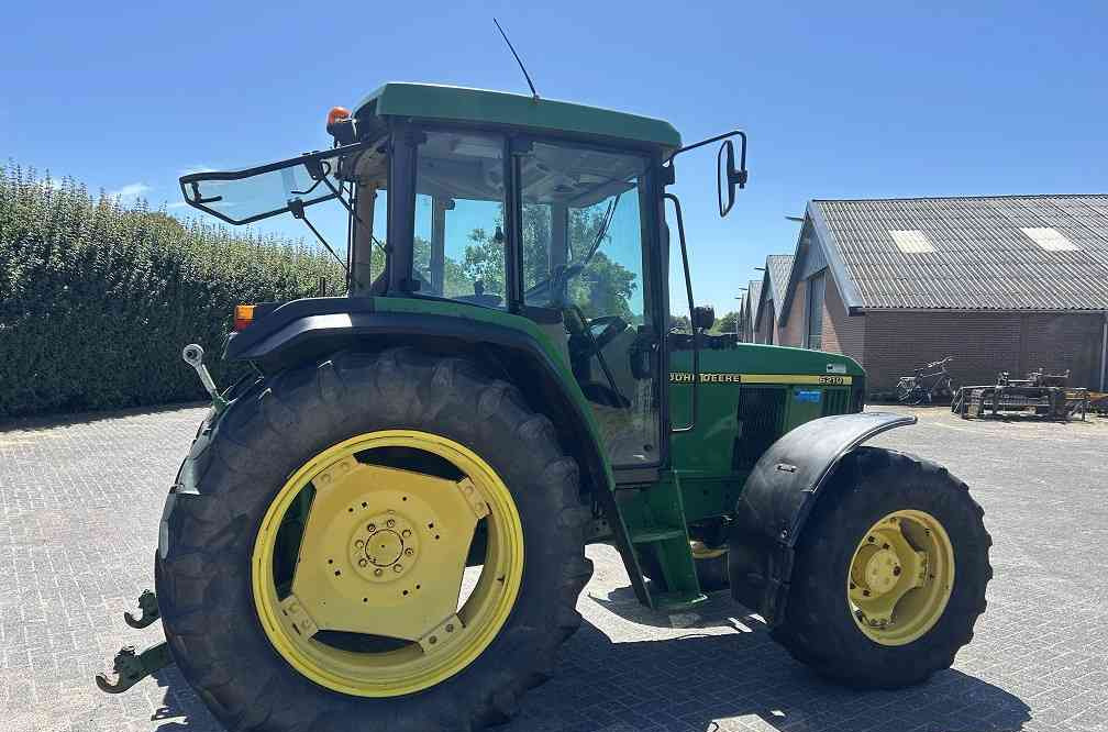John Deere 6210 - Traktor: 4 kép. John Deere 6210 - Traktor: 4 kép.