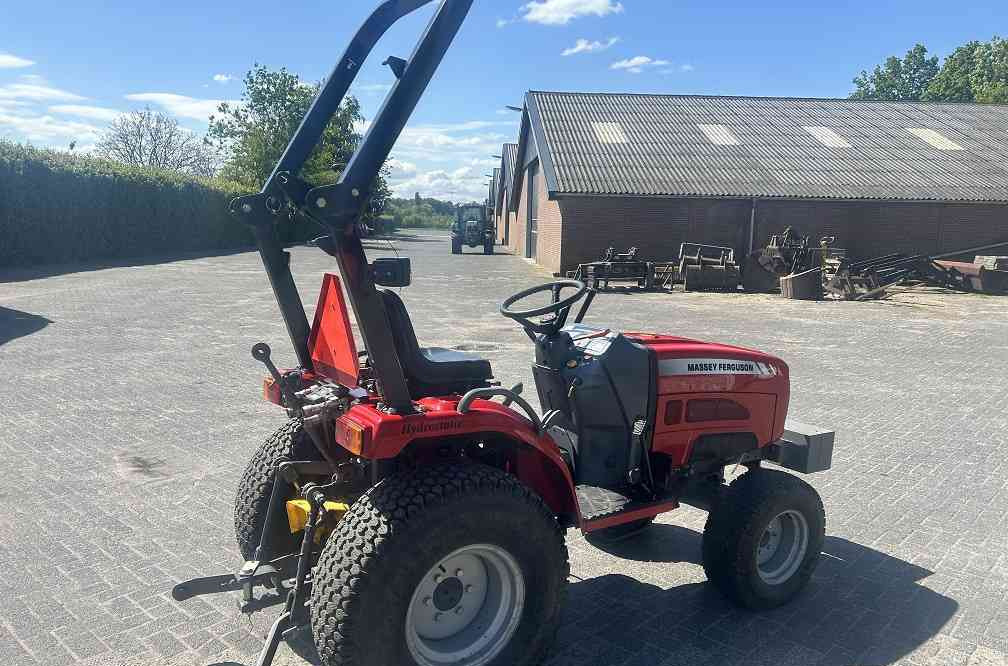 Massey Ferguson 1525 hydrostaat - Traktor: 4 kép. Massey Ferguson 1525 hydrostaat - Traktor: 4 kép.