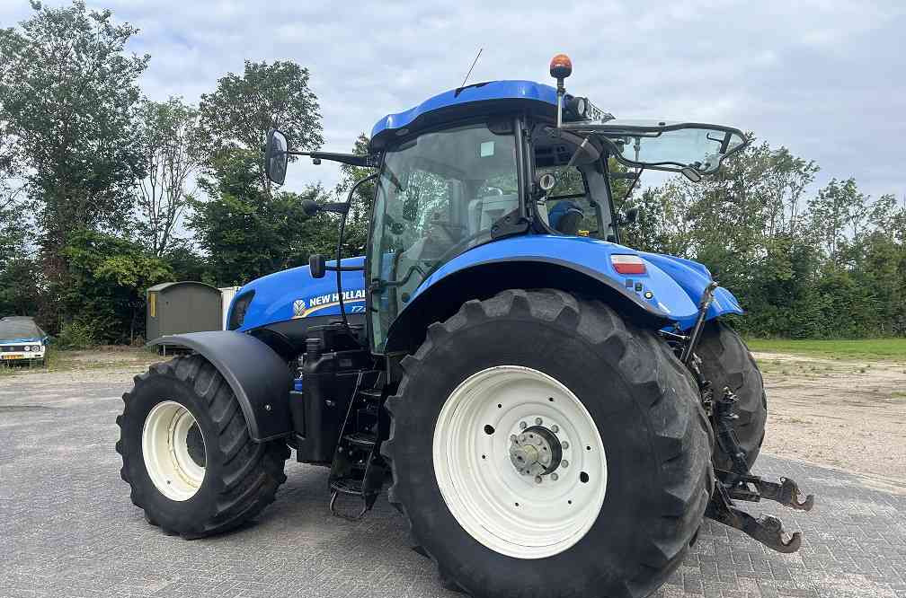 New Holland T7.260 pc - Traktor: 2 kép. New Holland T7.260 pc - Traktor: 2 kép.