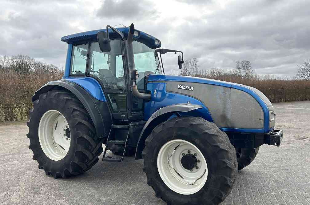 Valtra T130 - Traktor: 4 kép. Valtra T130 - Traktor: 4 kép.