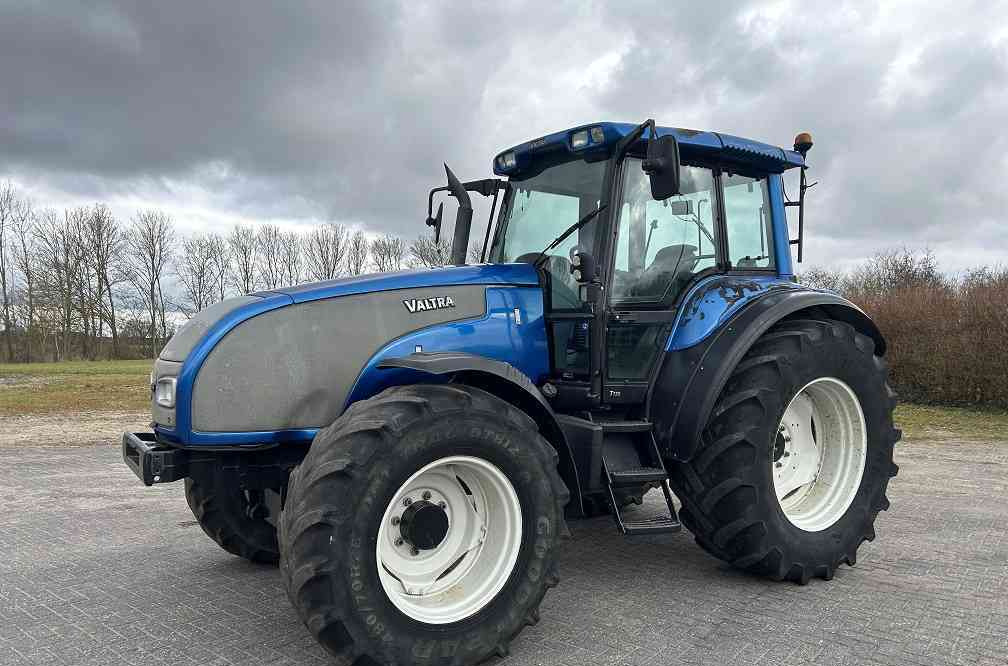 Valtra T130 - Traktor: 1 kép. Valtra T130 - Traktor: 1 kép.