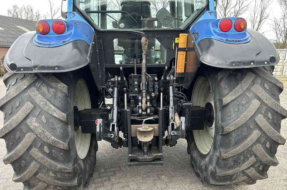 Valtra T130 trekker - Traktor: 3 kép. Valtra T130 trekker - Traktor: 3 kép.
