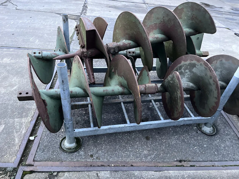 Avegaar 62 cm diameter Avegaar 620 mm diameter lengte 1000 mm - Fúrógép: 1 kép. Avegaar 62 cm diameter Avegaar 620 mm diameter lengte 1000 mm - Fúrógép: 1 kép.