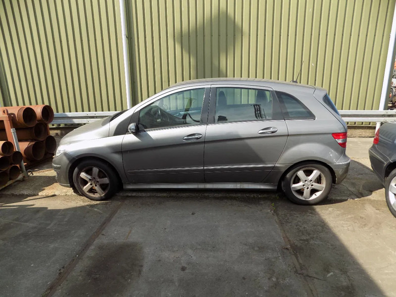 Mercedes-Benz B-Klasse 200 CDI - Autó: 2 kép. Mercedes-Benz B-Klasse 200 CDI - Autó: 2 kép.