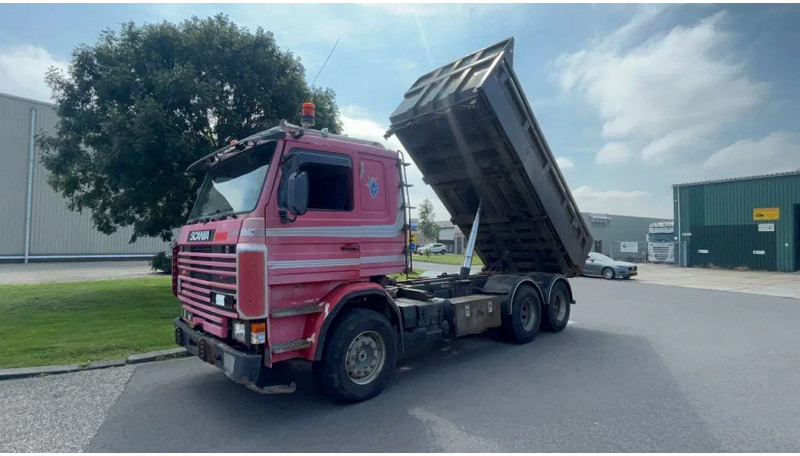 Scania P113-360 scania 113 6X2 Boogielift reversed KIPPER - Billenőplatós teherautó: 1 kép. Scania P113-360 scania 113 6X2 Boogielift reversed KIPPER - Billenőplatós teherautó: 1 kép.