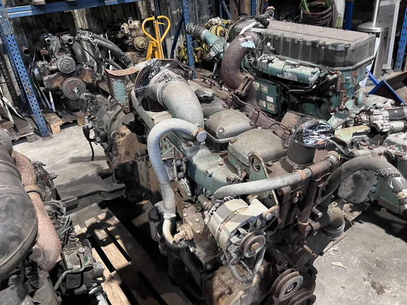 Volvo D100 met scheepskoppeling - Motor: 2 kép. Volvo D100 met scheepskoppeling - Motor: 2 kép.