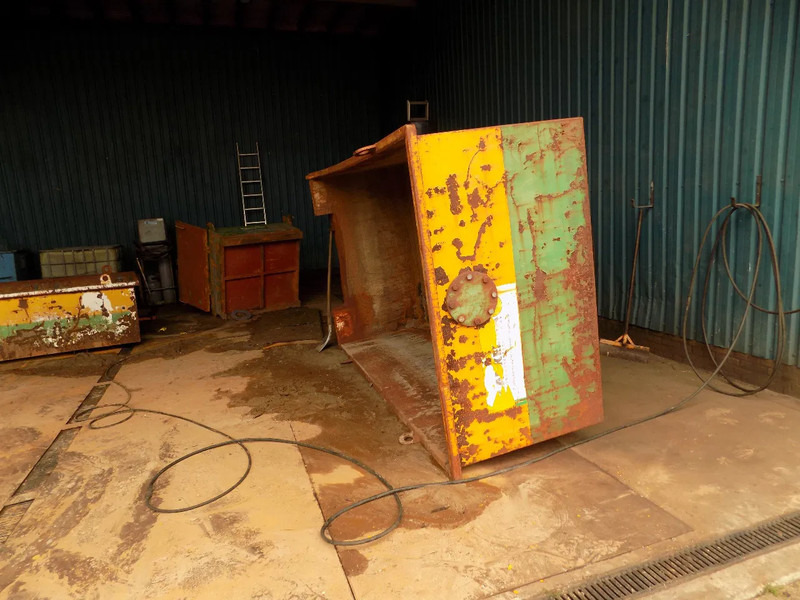 Vangbak boorwater spoelwatert collecting drilling water - Fúrógép: 3 kép. Vangbak boorwater spoelwatert collecting drilling water - Fúrógép: 3 kép.