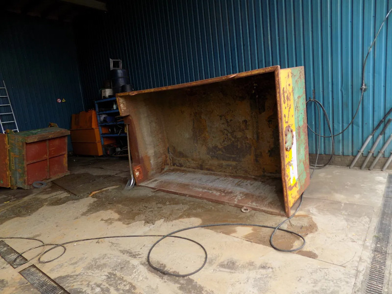 Vangbak boorwater spoelwatert collecting drilling water - Fúrógép: 2 kép. Vangbak boorwater spoelwatert collecting drilling water - Fúrógép: 2 kép.