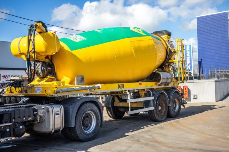 DE BUF BETON MIXER/MALAXEUR/MISCHER-10M3 - Betonkeverő félpótkocsi: 1 kép. DE BUF BETON MIXER/MALAXEUR/MISCHER-10M3 - Betonkeverő félpótkocsi: 1 kép.