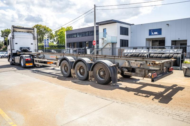 Fruehauf CONTAINERCHASSIS 40' - Félpótkocsi: 1 kép. Fruehauf CONTAINERCHASSIS 40' - Félpótkocsi: 1 kép.