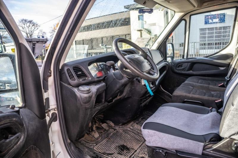 Interior photo 1: Furgon Iveco DAILY 35C150-DOKA