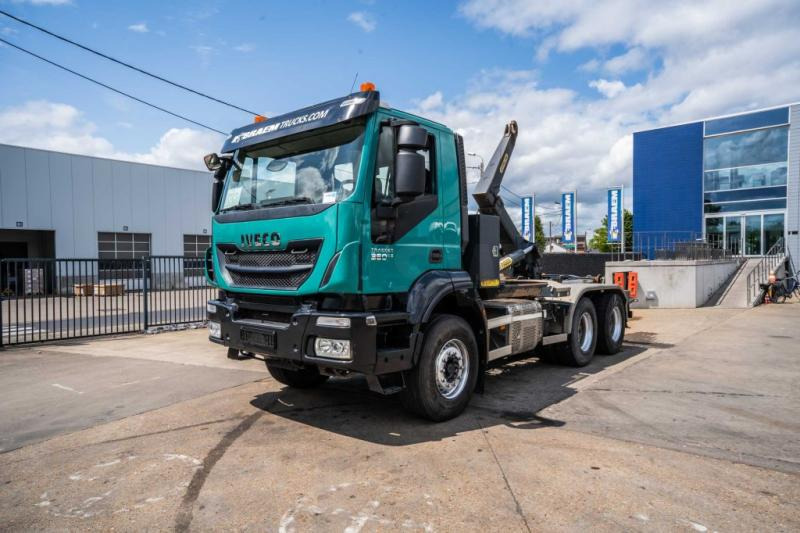 Iveco TRAKKER 360-6x4-PALFINGER - Horgos rakodó teherautó: 1 kép. Iveco TRAKKER 360-6x4-PALFINGER - Horgos rakodó teherautó: 1 kép.