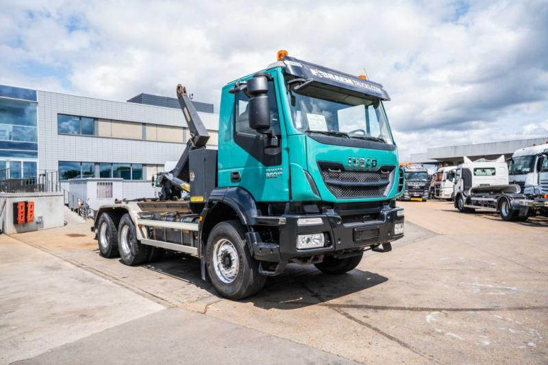 Iveco TRAKKER 360-6x4-PALFINGER - Horgos rakodó teherautó: 2 kép. Iveco TRAKKER 360-6x4-PALFINGER - Horgos rakodó teherautó: 2 kép.