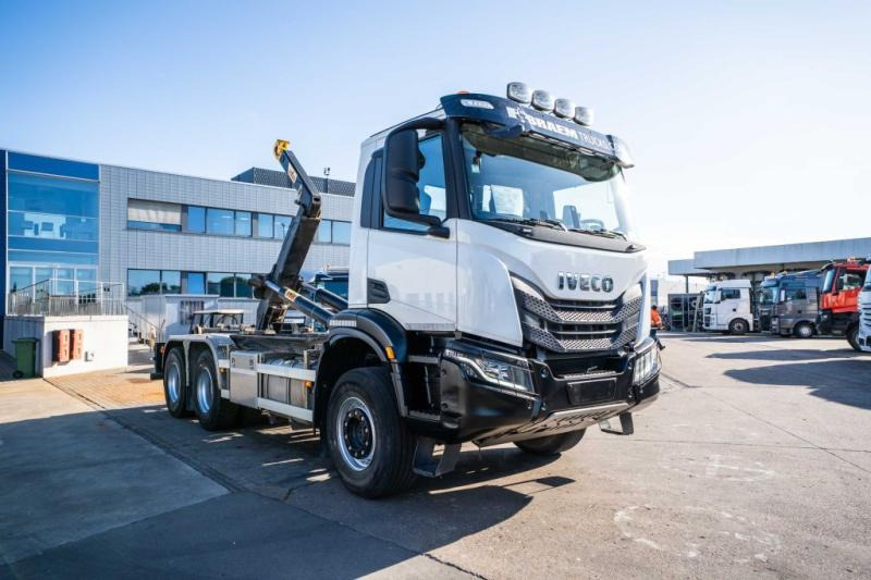 Iveco X-WAY 460 - HYVA - 91000 KM - Horgos rakodó teherautó: 2 kép. Iveco X-WAY 460 - HYVA - 91000 KM - Horgos rakodó teherautó: 2 kép.