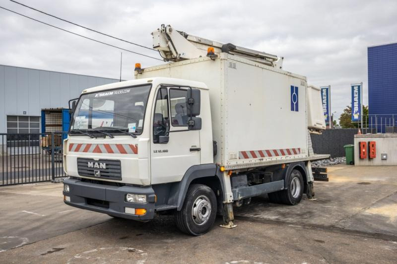 MAN LE 12.180 - COMILEV EN170TPC - Emelőkosaras teherautó: 1 kép. MAN LE 12.180 - COMILEV EN170TPC - Emelőkosaras teherautó: 1 kép.