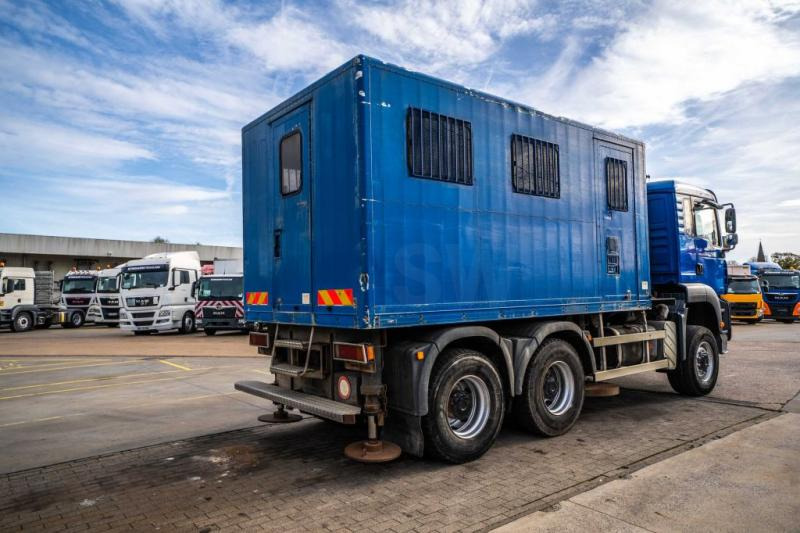 MAN TGA 33.363 FDAK- 6x6 + LABO - Dobozos felépítményű teherautó: 4 kép. MAN TGA 33.363 FDAK- 6x6 + LABO - Dobozos felépítményű teherautó: 4 kép.