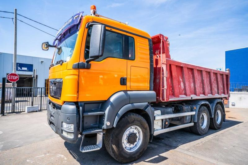 Billenőplatós teherautó MAN TGS 33.440 BB TIPPER / TRACTOR: 8 kép.