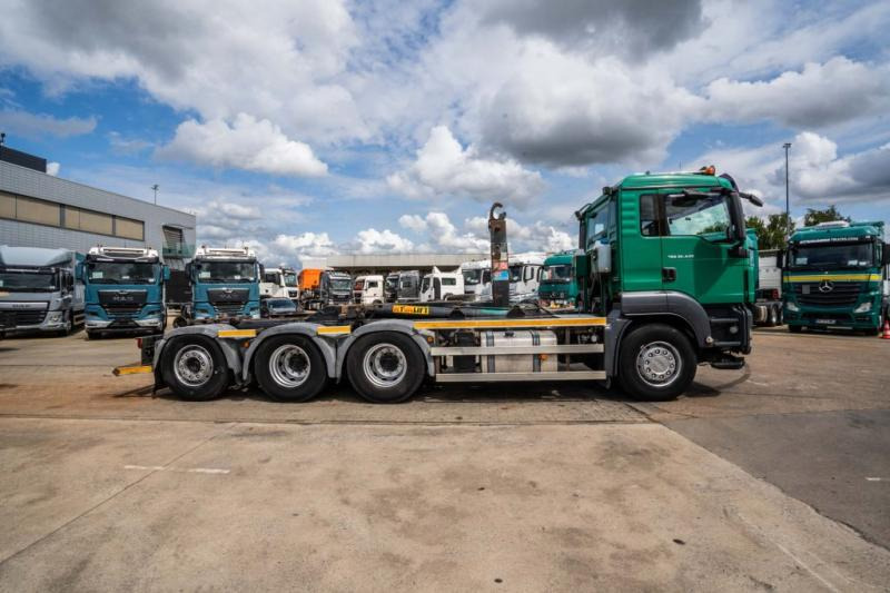 MAN TGS 35.440 BL 8x4-4 - Horgos rakodó teherautó: 3 kép. MAN TGS 35.440 BL 8x4-4 - Horgos rakodó teherautó: 3 kép.