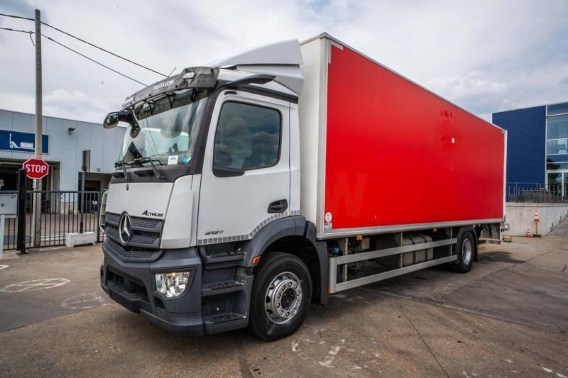 Mercedes ACTROS 2127 L+DHOLLANDIA 2T. - Dobozos felépítményű teherautó: 1 kép. Mercedes ACTROS 2127 L+DHOLLANDIA 2T. - Dobozos felépítményű teherautó: 1 kép.