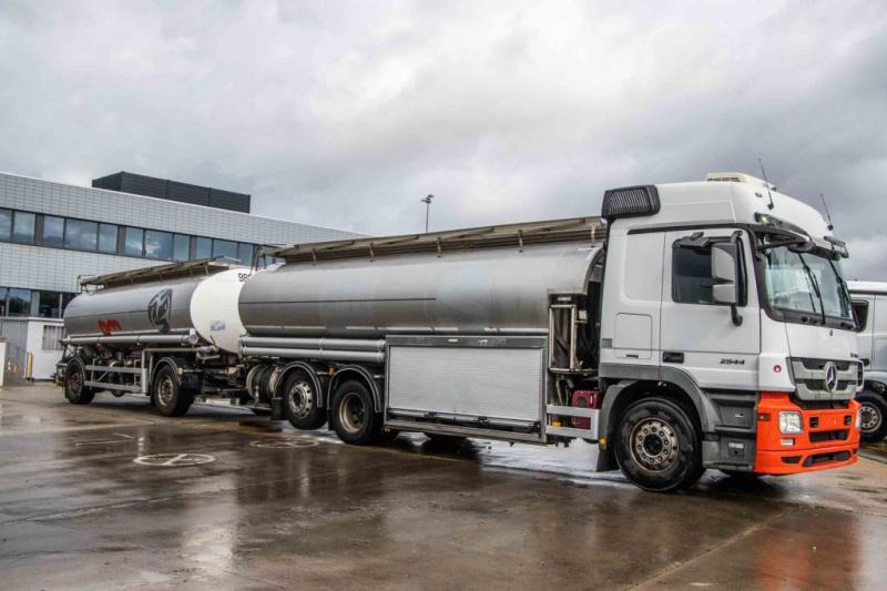 Mercedes ACTROS 2544-MP3+MAGYAR-INOX-18.200L+6COMP - Tartályos teherautó: 2 kép. Mercedes ACTROS 2544-MP3+MAGYAR-INOX-18.200L+6COMP - Tartályos teherautó: 2 kép.