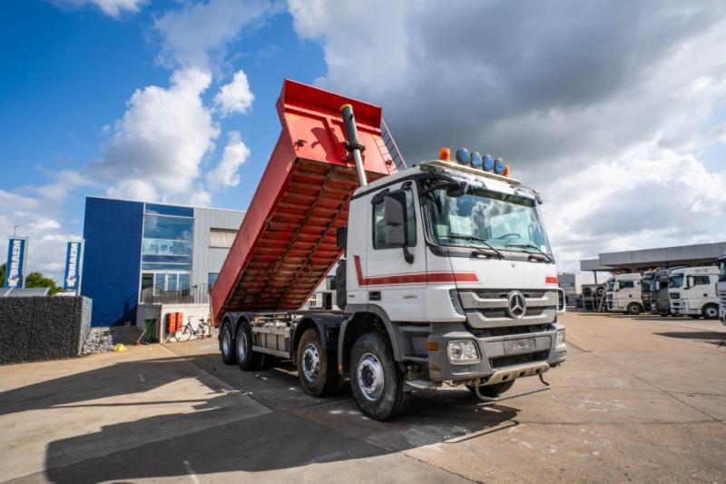 Mercedes ACTROS 3241 K -MP3-E5 - Billenőplatós teherautó: 2 kép. Mercedes ACTROS 3241 K -MP3-E5 - Billenőplatós teherautó: 2 kép.