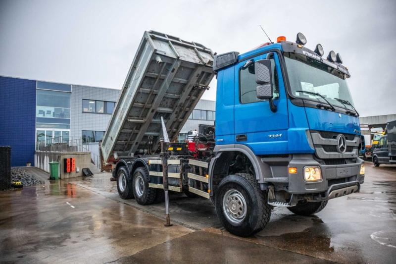 Mercedes ACTROS 3344 AK - HMF 1643 Z2 - Billenőplatós teherautó, Darus autó: 2 kép. Mercedes ACTROS 3344 AK - HMF 1643 Z2 - Billenőplatós teherautó, Darus autó: 2 kép.