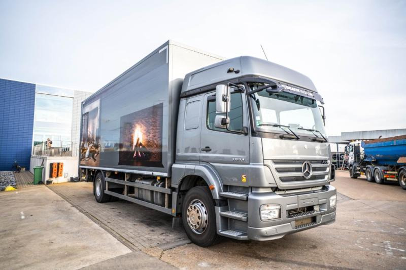 Mercedes AXOR 1824 L - 132 150 KM - Dobozos felépítményű teherautó: 2 kép. Mercedes AXOR 1824 L - 132 150 KM - Dobozos felépítményű teherautó: 2 kép.