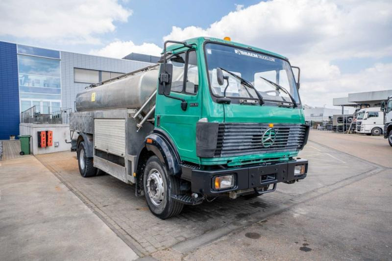 Mercedes SK 1831 L - WATER/EAU-11.500 L/3 Comp. - Tartályos teherautó: 2 kép. Mercedes SK 1831 L - WATER/EAU-11.500 L/3 Comp. - Tartályos teherautó: 2 kép.