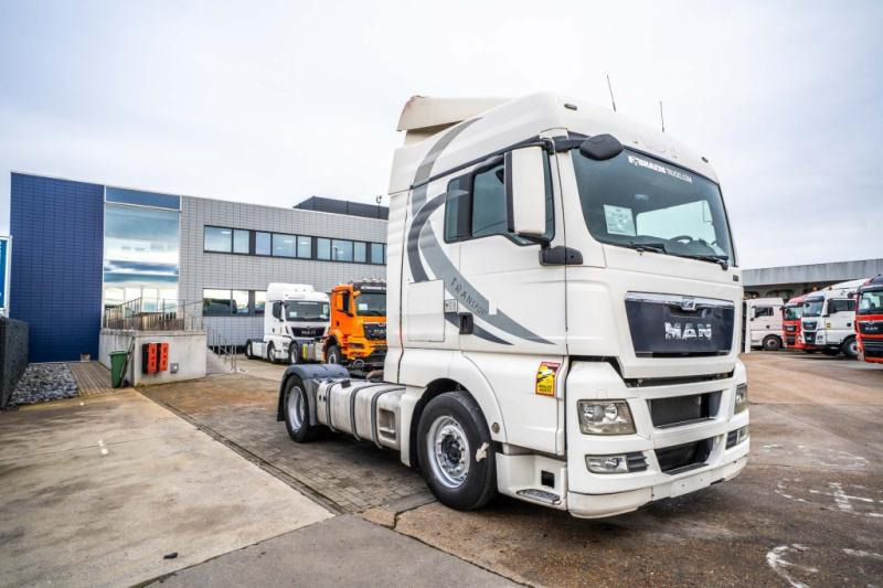 MAN TGX 18.440 LLS - Nyergesvontató: 2 kép. MAN TGX 18.440 LLS - Nyergesvontató: 2 kép.