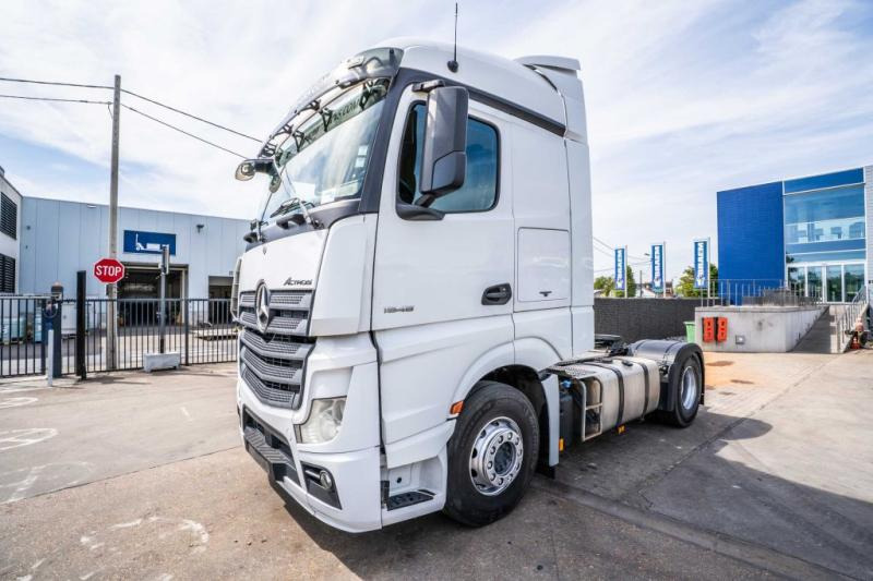 Mercedes ACTROS 1845 LS - Nyergesvontató: 1 kép. Mercedes ACTROS 1845 LS - Nyergesvontató: 1 kép.