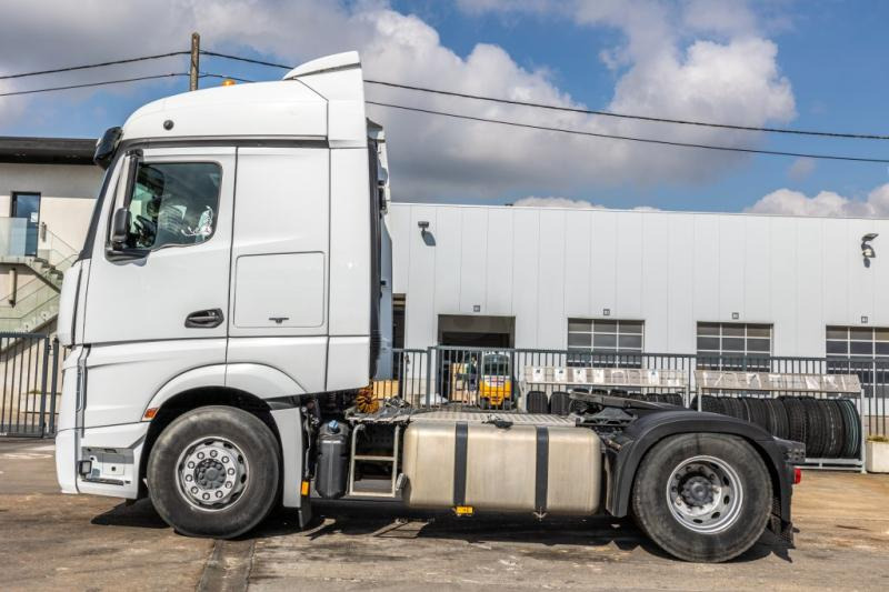 Mercedes ACTROS 1945 (1845) LS - Nyergesvontató: 3 kép. Mercedes ACTROS 1945 (1845) LS - Nyergesvontató: 3 kép.