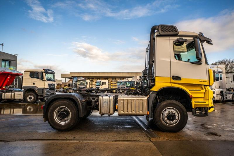 Mercedes AROCS 2045 AS - Nyergesvontató: 3 kép. Mercedes AROCS 2045 AS - Nyergesvontató: 3 kép.