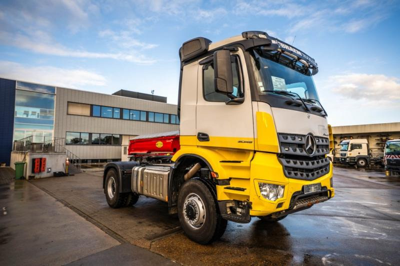 Mercedes AROCS 2045 AS - Nyergesvontató: 2 kép. Mercedes AROCS 2045 AS - Nyergesvontató: 2 kép.