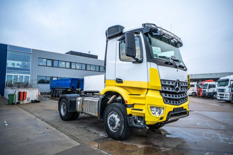 Mercedes AROCS 2045 AS (cardan) - Nyergesvontató: 2 kép. Mercedes AROCS 2045 AS (cardan) - Nyergesvontató: 2 kép.