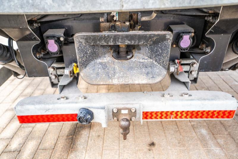 Dobozos felépítményű teherautó Renault D 16 250- 36000 KM +DHOLLANDIA 2T.: 9 kép. Dobozos felépítményű teherautó Renault D 16 250- 36000 KM +DHOLLANDIA 2T.: 9 kép.