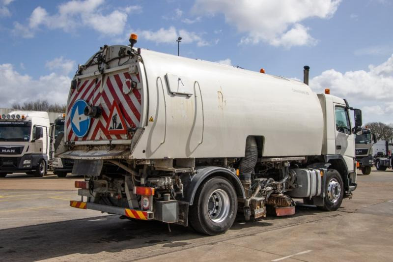 Volvo FM 340 - BUCHER SCHÖRLING 8000 - Utcaseprő gép: 4 kép. Volvo FM 340 - BUCHER SCHÖRLING 8000 - Utcaseprő gép: 4 kép.