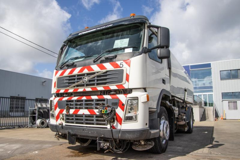 Volvo FM 340 - BUCHER SCHÖRLING 8000 - Utcaseprő gép: 2 kép. Volvo FM 340 - BUCHER SCHÖRLING 8000 - Utcaseprő gép: 2 kép.