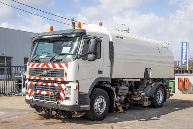 Volvo FM 340 - BUCHER SCHÖRLING 8000 - Utcaseprő gép: 1 kép. Volvo FM 340 - BUCHER SCHÖRLING 8000 - Utcaseprő gép: 1 kép.