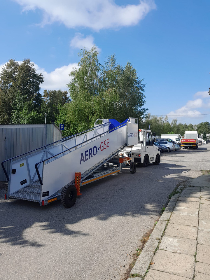 AERO-GSE stairs Towable stairs with the pedestrian movement ( 2,4-3,8m) - Utaslépcső: 1 kép. AERO-GSE stairs Towable stairs with the pedestrian movement ( 2,4-3,8m) - Utaslépcső: 1 kép.