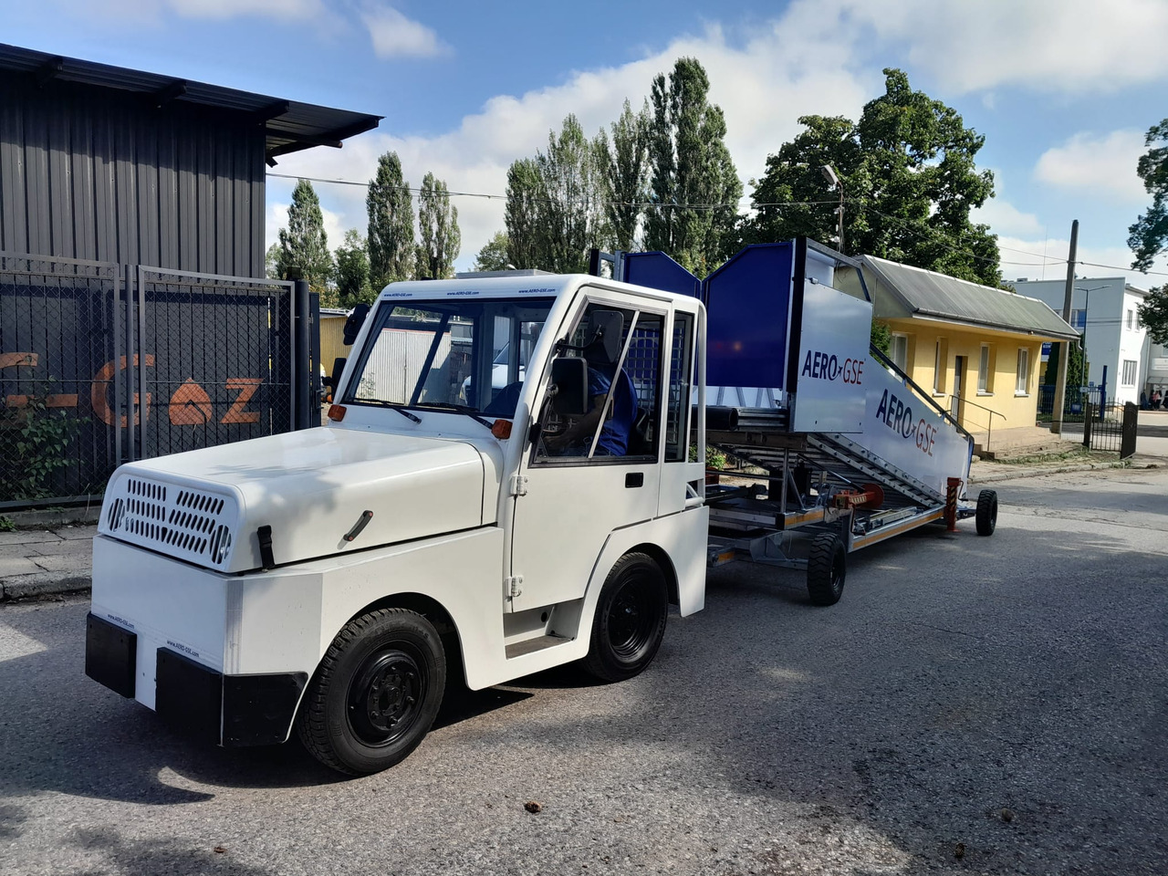 AERO-GSE stairs Towable stairs with the pedestrian movement ( 2,4-3,8m) - Utaslépcső: 3 kép. AERO-GSE stairs Towable stairs with the pedestrian movement ( 2,4-3,8m) - Utaslépcső: 3 kép.