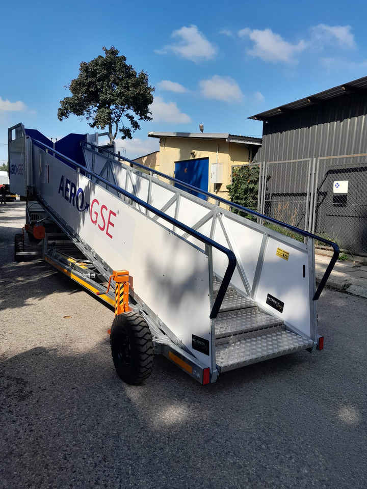 AERO-GSE stairs Towable stairs with the pedestrian movement ( 2,4-3,8m) - Utaslépcső: 2 kép. AERO-GSE stairs Towable stairs with the pedestrian movement ( 2,4-3,8m) - Utaslépcső: 2 kép.