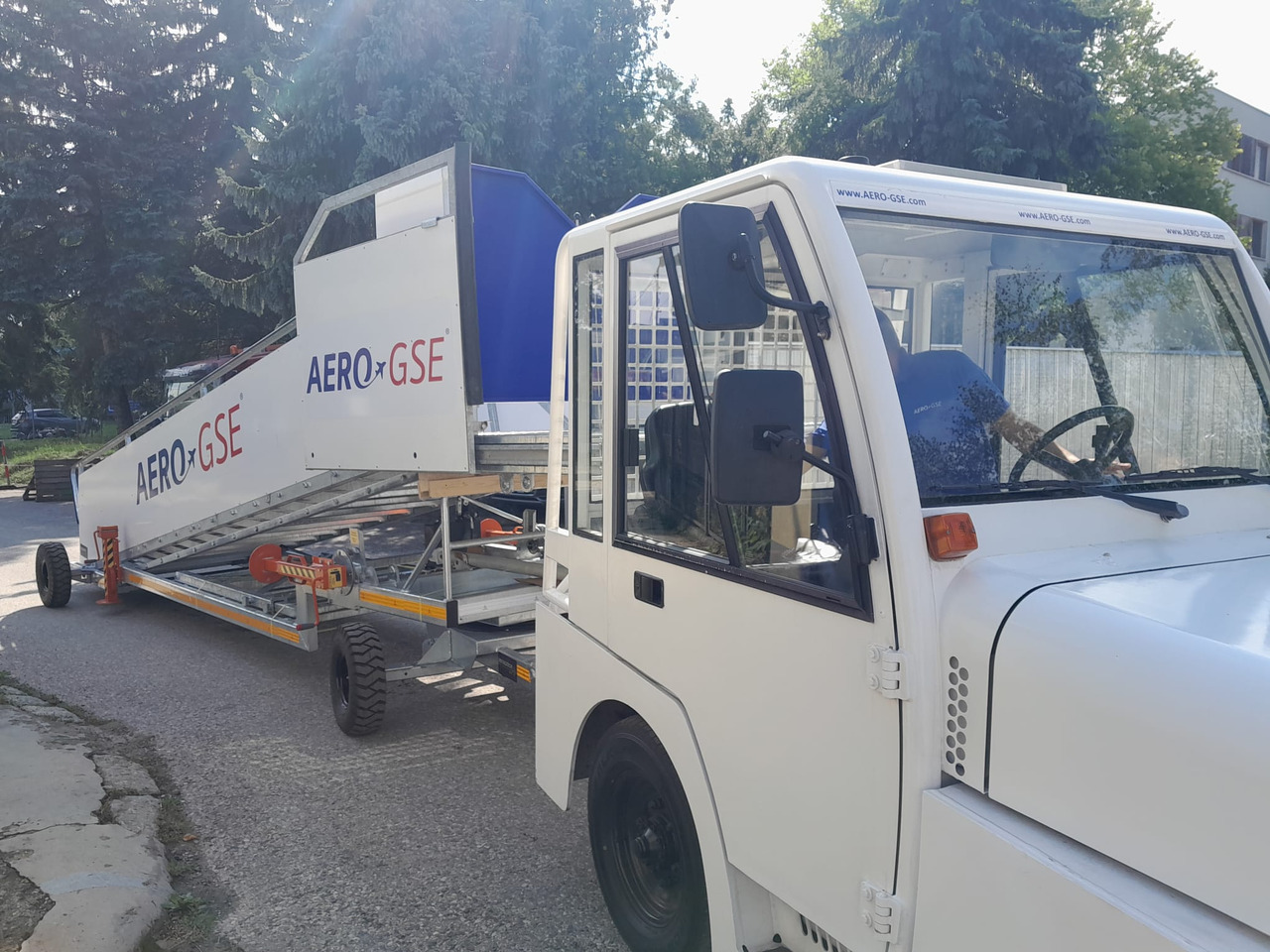 AERO-GSE stairs Towable stairs with the pedestrian movement ( 2,4-3,8m) - Utaslépcső: 5 kép. AERO-GSE stairs Towable stairs with the pedestrian movement ( 2,4-3,8m) - Utaslépcső: 5 kép.