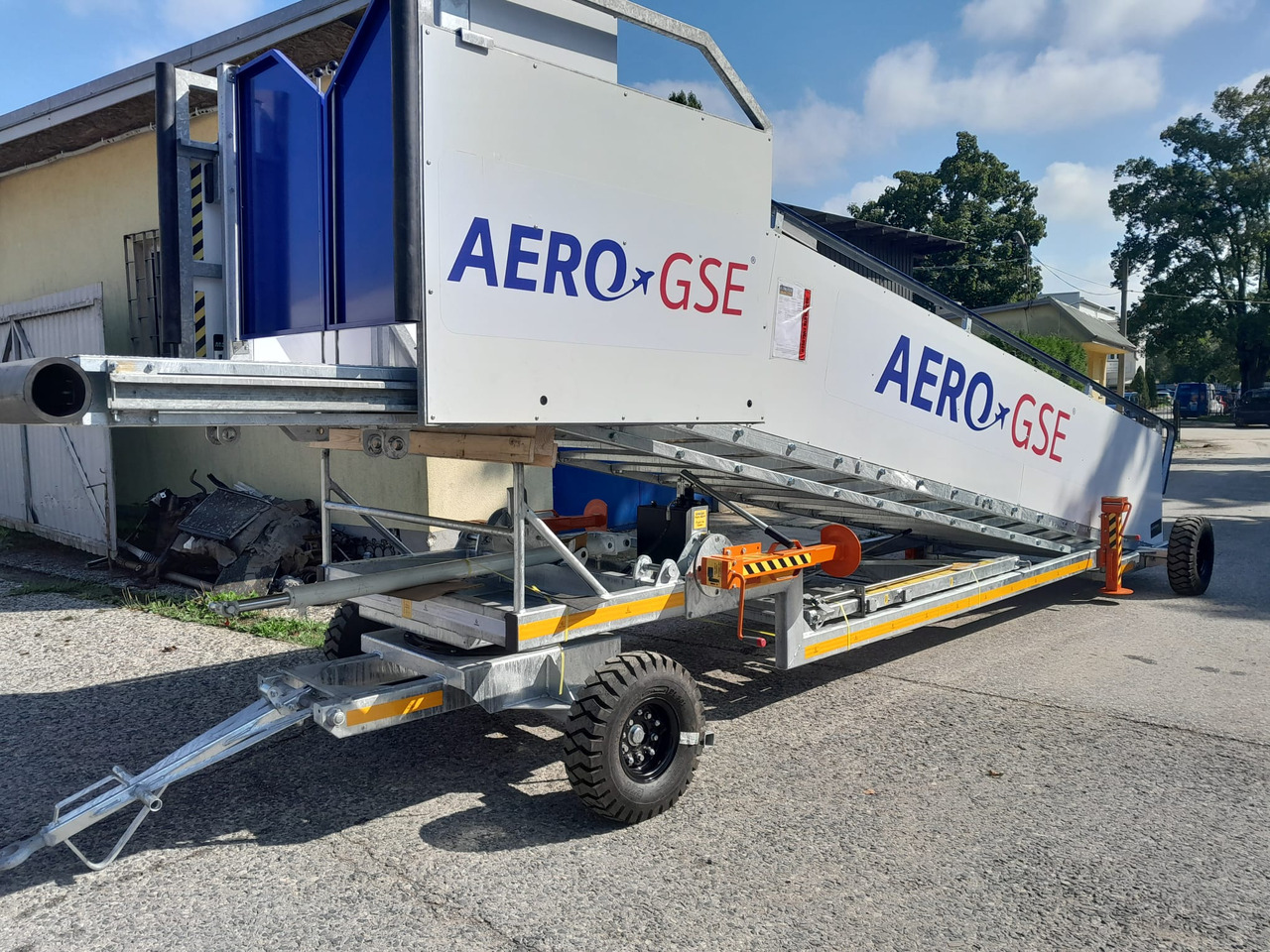 AERO-GSE stairs Towable stairs with the pedestrian movement ( 2,4-3,8m) - Utaslépcső: 4 kép. AERO-GSE stairs Towable stairs with the pedestrian movement ( 2,4-3,8m) - Utaslépcső: 4 kép.